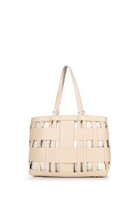 Beżowa torba typu tote z plecionym wzorem, z gładkimi akcentami z sztucznej skóry i tkaniny. Dwa uchwyty i usztywniony kształt.
