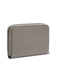 Cartera con cremallera hecha de cuero gris suave, con bordes cosidos y un tirador de cremallera texturizado, forma rectangular, diseño minimalista.