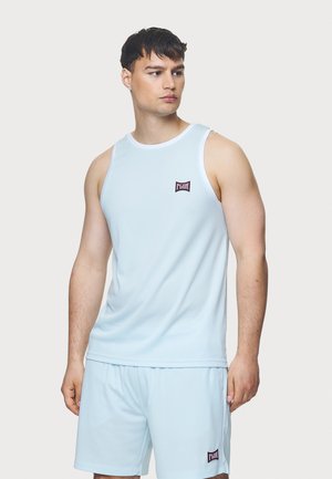 Lyseblå treningssinglet og shorts med hvit kant og en liten logo-patch på brystet i mørkerød brodering.