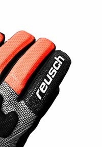 Schwarze und orange Torwart-Handschuhe mit griffiger Textur, die auffällige Markenlogos in Weiß aufweisen. Das Design umfasst gepolsterte Finger und einen engen Sitz.