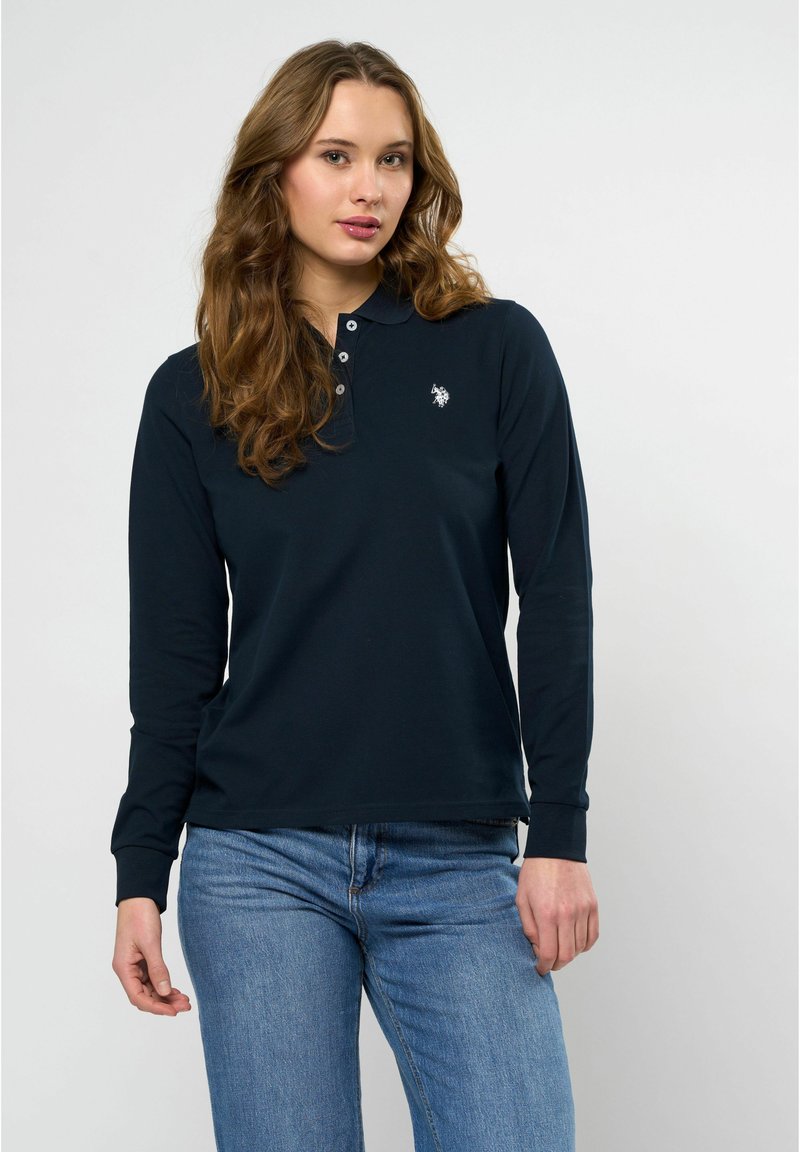 Marineblå langermet polo skjorte med krage, som har en liten brodert logo på brystet og knapppdetaljer langs stolpen.