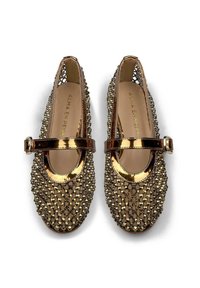 Chaussures Mary Jane dorées avec une texture cloutée, des détails en cuir verni brillant et une fine bride à la cheville. Elles présentent un bout rond et une semelle intérieure rembourrée.