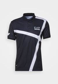 Černé polo tričko s bílými diagonálními akcenty, tříknoflíkový límec a logo EA7 na hrudi. Hladká, prodyšná látka, krátké rukávy.