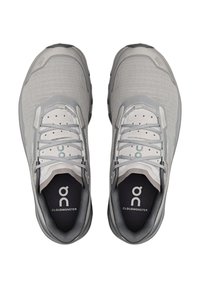 Scarpe da corsa grigio chiaro con tomaia in mesh traspirante, linguetta imbottita, lacci piatti e logo sulla soletta e sul lato. Design della suola leggero.