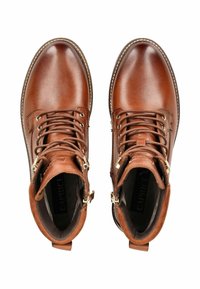 Par de botas de tobillo de cuero marrón pulido con cordones, cremalleras laterales y cuellos acolchados, vistas desde arriba.