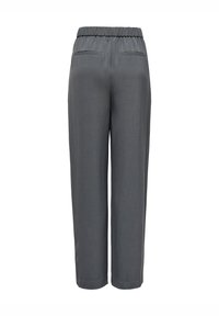 Calças cinzentas feitas por medida com cintura elástica, pernas direitas e dois bolsos traseiros com textura suave.