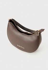 Brun lær crossbody-veske med en buet form, teksturert overflate, gull glidelås og en subtil logo foran. Justerbar stropp inkludert.