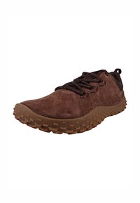 Zapatilla deportiva de ante marrón con superficie texturizada, parte delantera con cordones y suela de goma flexible que presenta un patrón de estrellas único.