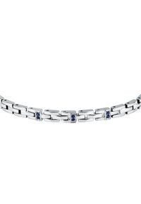 Bracciale in metallo argentato con maglie rettangolari, decorato con tre accenti di pietra blu incastonati in cornici quadrate a intervalli lungo la sua lunghezza.