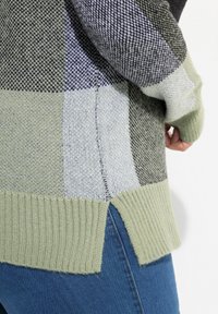 Strickpullover mit einem Farbblockdesign in Grün, Grau und Schwarz, mit gerippten Bündchen und Saum sowie Seitenschlitzen am Boden.