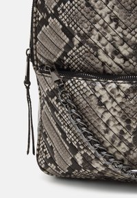 Sac à motif serpent noir et gris avec surface texturée, doté d'une fermeture éclair et d'une chaîne argentée en accent sur la bandoulière.
