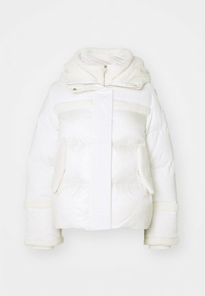 Weiße Daunenjacke mit einer mit Fell gefütterten Kapuze, vorderem Reißverschluss, zwei Seitentaschen und strukturierten Fellakzenten an Ärmeln und Brust.
