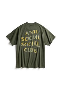 Oliwkowy bawełniany t-shirt z krótkim rękawem, z dużym, żółtym, zniszczonym napisem "ANTI SOCIAL SOCIAL CLUB" na plecach.