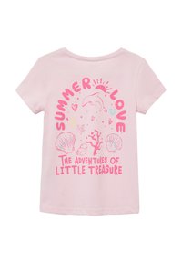 Hellrosa T-Shirt mit kurzen Ärmeln und einem grafischen Design, das Delfine, Muscheln und Korallen zeigt. Enthält den Text: "SOMMERLIEBE" und "Die Abenteuer des kleinen Schatzes."