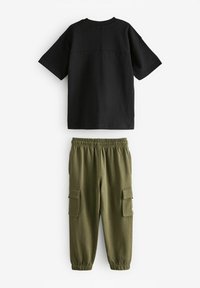 Sort bomulds t-shirt med rund hals og korte ærmer, parret med olivengrønne cargo-bukser med elastisk talje og sidelommer.