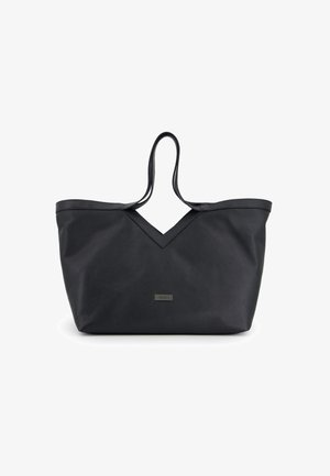 Zwarte leren tote bag met een gestructureerde afwerking, voorzien van een V-vormige opening en dubbele schouderbanden. Inclusief een subtiele merklogo-plaat.