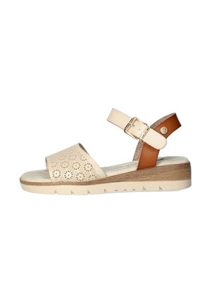 Sandal de cuero beige con tira frontal perforada, correa ajustable en marrón en el tobillo, suela blanca y detalle de tacón de madera texturizada.