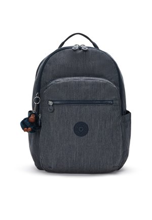 Zaino in tessuto grigio scuro con una forma strutturata, tasca frontale con zip, patch con logo e un portachiavi a forma di scimmia allegra attaccato.