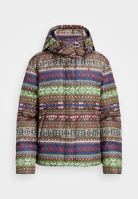 Padded jacket s kapucí, s vícebarevným geometrickým a květinovým vzorem v odstínech zelené, burgundské, modré a béžové.