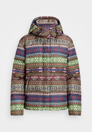 Padded jacket s kapucí, s vícebarevným geometrickým a květinovým vzorem v odstínech zelené, burgundské, modré a béžové.
