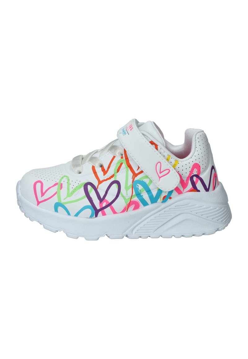 Zapatilla blanca con patrones de corazones coloridos en rosa, verde, azul y púrpura. Incluye una correa de velcro y una suela texturizada para mayor agarre.