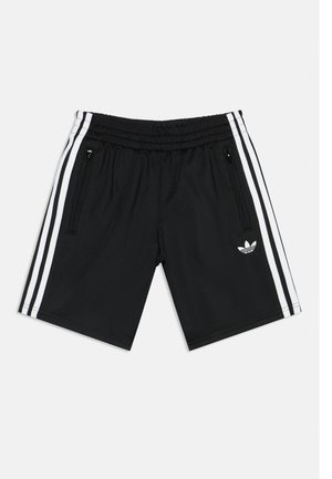 Pantalones cortos deportivos negros con rayas blancas laterales, cintura elástica, bolsillos con cremallera y pequeño logo de trébol de Adidas en la pierna izquierda.