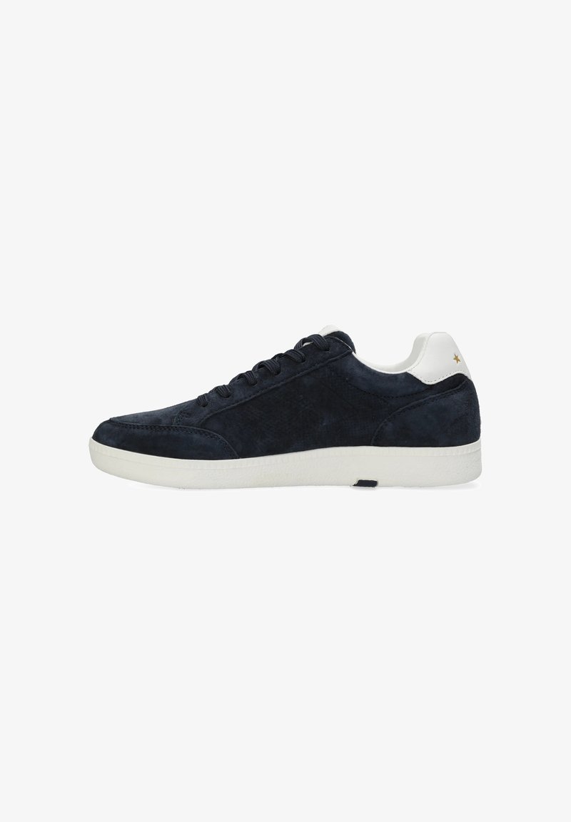 Sneakers in camoscio blu navy con suola in gomma bianca, caratterizzate da punta arrotondata, chiusura frontale con lacci e un piccolo accento a stella dorata sul tallone.