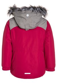 Czerwona ocieplana kurtka z szarym kapturem, z futrzanym wykończeniem, elastycznymi mankietami oraz odblaskowym logo na dolnej części pleców.