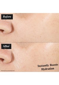 Avant et après en gros plan de la peau montrant une augmentation de la douceur et de l'hydratation, avec des étiquettes et du texte clairs de chaque côté. Teint clair, texture subtile.