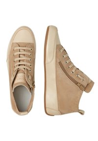 Sneaker in suede e pelle beige con finitura testurizzata, punta rotonda, chiusura con lacci sul davanti e dettagli con zip laterale. Suola in gomma con accenti a contrasto.