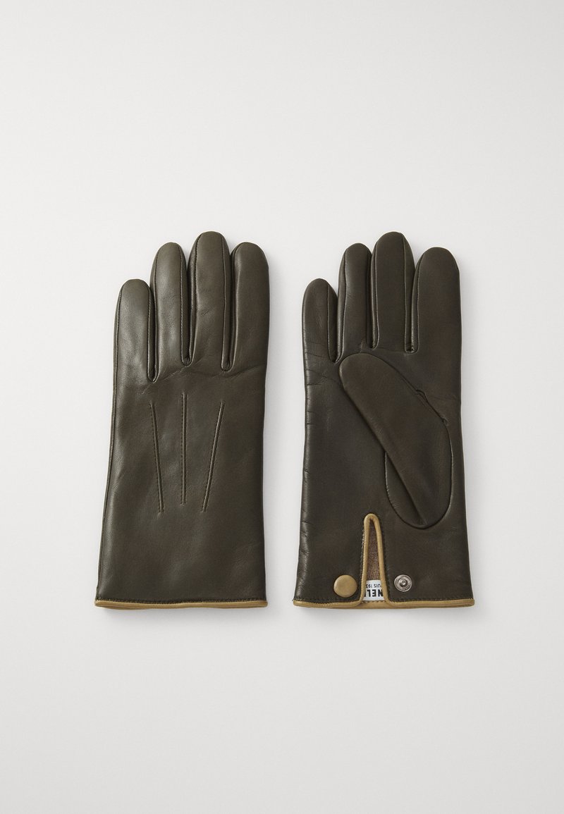 Mørkegrønne skinnhansker med tre dekorative sømmer på baksiden, en sidelukking med knapp og kontrasterende gult trim ved håndleddet.