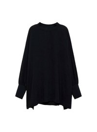 Maglione nero oversize con maniche lunghe e ampie, scollatura rotonda e polsini a coste. Il tessuto ha una finitura testurizzata.