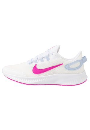 Chaussure de sport blanche avec un dessus en mesh, accents rose et bleu. Présente une semelle texturée, un logo swoosh rose vif et un design léger.