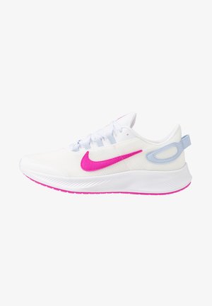 Białe buty sportowe z siateczkową cholewką, różowymi i niebieskimi akcentami. Posiadają teksturowaną podeszwę, wyraźne różowe logo „swoosh” oraz lekką konstrukcję.