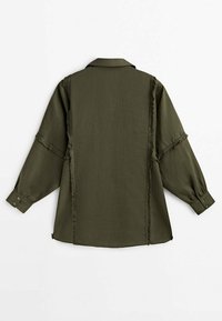 Oliven grøn skjorte med knapper og lange ærmer, med slidte sidesømme og en klassisk krave, lavet af et let materiale.