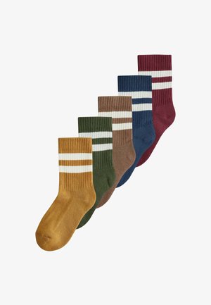 Fünf Paare gerippte Socken in Senfgelb, Olivgrün, Braun, Marineblau und Burgunderrot, jeweils mit weißen Streifen nahe dem Bund.
