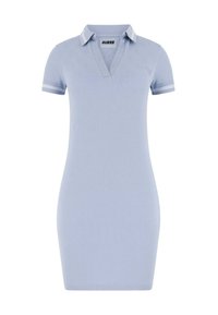 Robe polo bleu clair avec une coupe ajustée, des accents blancs rayés sur les manches et un col en V. Confectionnée dans un tissu côtelé doux.