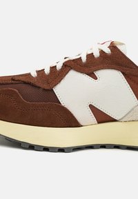 New Balance U327 UNISEX - Sneaker low - rich oak