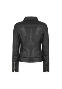 Czarna skórzana kurtka z kołnierzykiem, dopasowanym krojem i zamkami na mankietach. Gładka tekstura z prostymi szwami i bez widocznych ozdób.