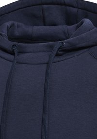 Dunkelblauer Kapuzenpullover mit Kordelzug, verfügt über eine weiche Textur und ein nahtloses Kapuzendesign. Das Material wirkt dick und warm.