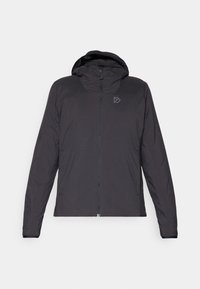 Lekka czarna kurtka z kapturem, z zamkiem błyskawicznym z przodu, z subtelnym logo na klatce piersiowej. Gładki materiał o lekkim połysku.