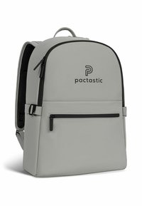 Zaino grigio con forma arrotondata, texture liscia, cerniere nere e una tasca frontale. Logo "pactastic" visibile sul davanti.