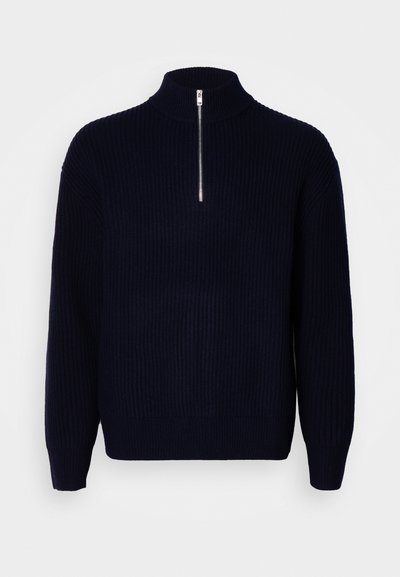 Marineblauer gerippter Strickpullover mit hohem Kragen und einem halben Reißverschluss an der Vorderseite. Verfügt über lange Ärmel und einen taillierten Saum für einen strukturierten Look.