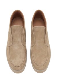 Beige mockaskor utan snörning med rund tå, slät yta, minimala sömdetaljer och en smal gummisula.
