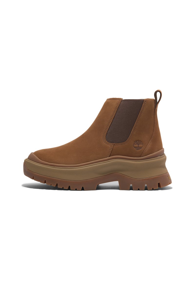 Bruna mockaskinn Chelsea-boots med elastiska sidopaneler och en dragflik. Tjock gummisula med djupa spår för bättre grepp. Logotyp präglad på sidan.