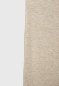 Hellbeige gestrickter Stoff mit einer sanften Textur, der ein dezentes Melange-Muster und glatte, gerade Kanten aufweist.