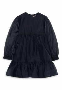 Tmavě modré šaty s dlouhými průsvitnými rukávy, nařaseným pasem a volánovou sukní. Hladká tkanina s jemným leskem a kulatým výstřihem.