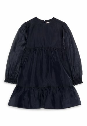 Granatowa sukienka z długimi przezroczystymi rękawami, marszczoną talią i falbanianym dołem. Gładki materiał o delikatnym połysku i okrągłym dekoltem.