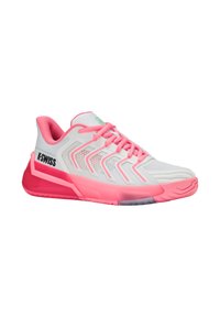 Chaussure de sport blanche avec des accents roses, dessus en mesh respirant, semelle texturée, logo K-Swiss sur le côté et talon renforcé pour un soutien optimal.
