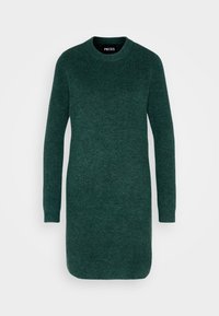 Abito maglione in verde scuro con maniche lunghe, scollatura rotonda e texture a coste. Presenta un taglio dritto e un orlo leggermente curvo.